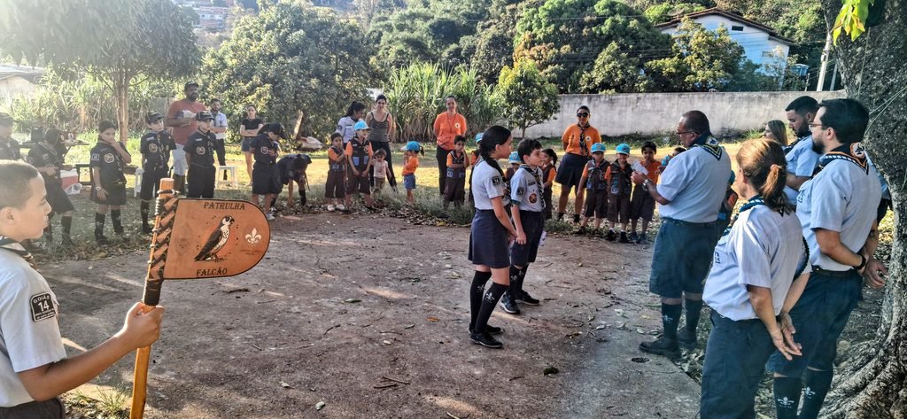 Escoteiros e chefes do Grupo Escoteiro do Ar Santo Antônio reunidos durante as atividades de 22 de agosto de 2026, quando foram celebradas novas conquistas de especialidades.