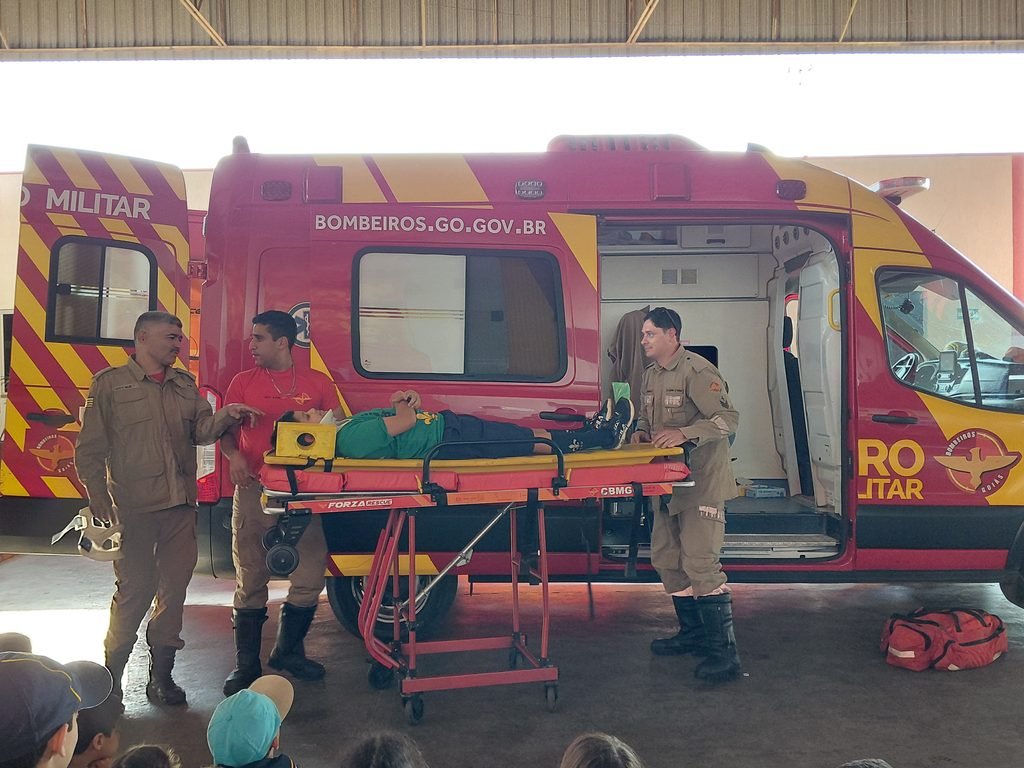 Bombeiros demonstram equipamento para atendimento e transporte de vítimas durante visita do Grupo Escoteiro do Ar Santo Antônio ao 3º Batalhão Bombeiro Militar de Anápolis.