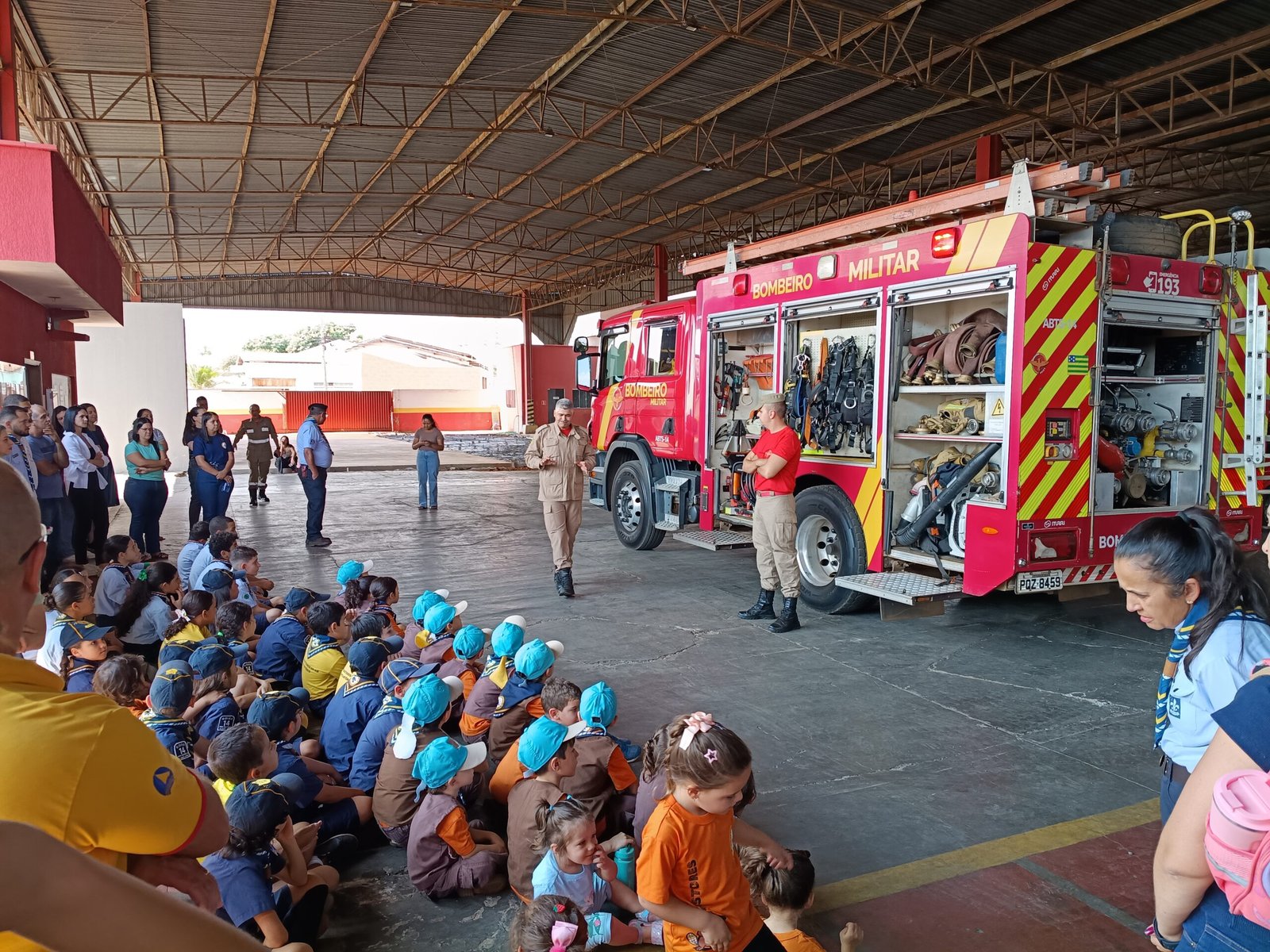 Crianças e jovens do Grupo Escoteiro do Ar Santo Antônio conhecem equipamentos do Corpo de Bombeiros durante visita ao 3º Batalhão Bombeiro Militar de Anápolis.