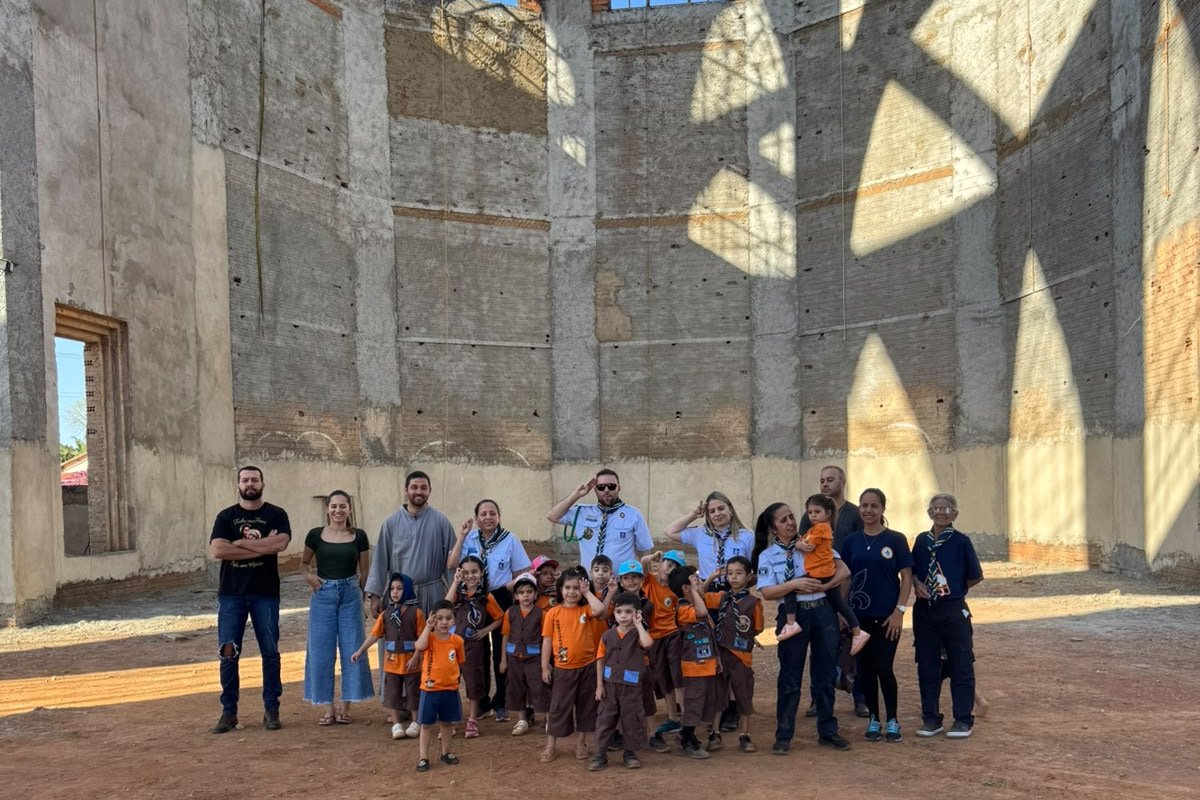 Castores, chefes e familiares do Grupo de Escoteiro do Ar Santo Antônio reunidos durante o DIQUE Descentralizado 2026, em Anápolis, Goiás.